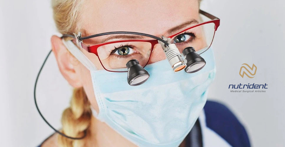 لوپ دندانپزشکی با طراحی ارگونومیک، مناسب برای مشاهده جزئیات دقیق در درمان‌های دندانپزشکی.