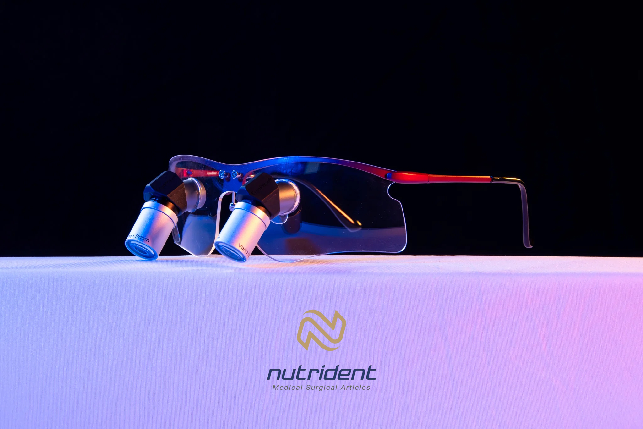 لوپ دندانپزشکی با سیستم نوردهی LED، ایده‌آل برای استفاده در شرایط نوری کم و انجام جراحی‌های دقیق.