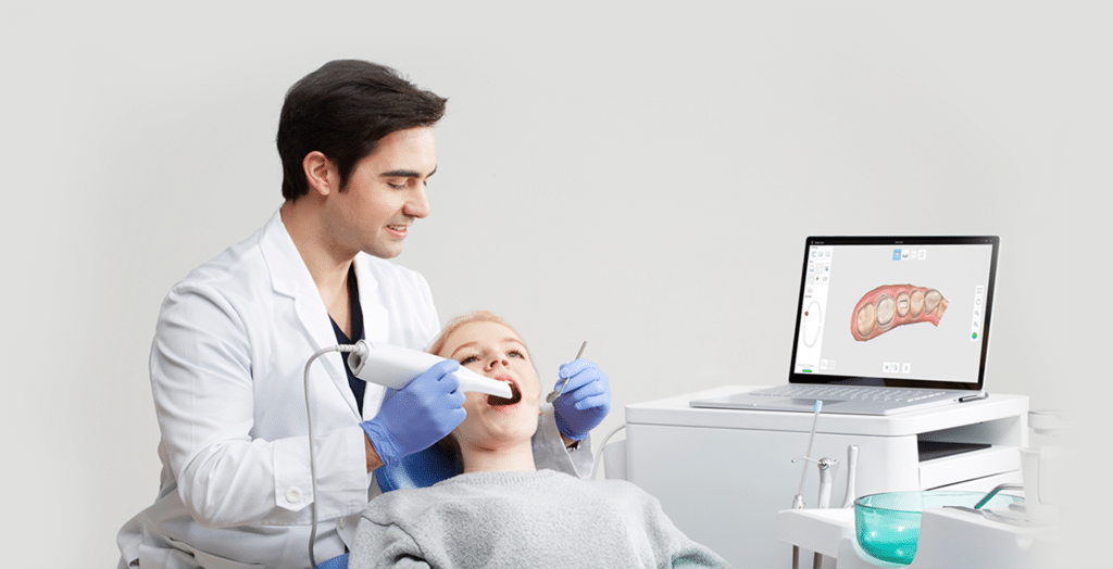اسکنر مدیت Medit در حال استفاده در مطب دندانپزشکی برای تشخیص دقیق و درمان سریع دندانپزشکی.